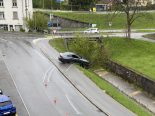Herisau AR: Selbstunfall – PW-Lenker (21) strandet auf Schacht