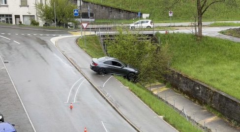 Herisau AR: Selbstunfall – PW-Lenker (21) strandet auf Schacht