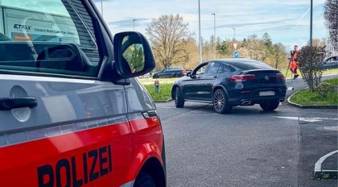 Regensdorf ZH: Unfall – Auto überrollt Kind (4) schwer verletzt