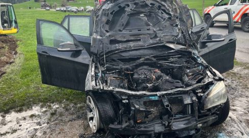 Schwarzenberg LU: PW brennt in Stampfi aus – Brand gelöscht