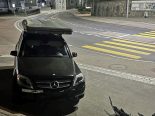 Entlebuch LU: Kurioser Unfall – Auto fährt Treppe hoch