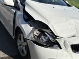 Frauenfeld: Bei Auffahrkollision verletzt Nach einem Verkehrsunfall in Frauenfeld mussten am Donnerstag zwei Personen leicht verletzt ins Spital gebracht werden. Eine 24-jährige Autofahrerin war gegen 16.30 Uhr auf der St. Gallerstrasse von Matzingen in Richtung Frauenfeld unterwegs. Wie sie gegenüber den Einsatzkräften der Kantonspolizei Thurgau zu Protokoll gab, bemerkte sie zu spät, dass die Fahrzeuge vor ihr verkehrsbedingt angehalten hatten. Sie konnte nicht mehr rechtzeitig bremsen und verursachte eine Auffahrkollision mit den beiden Autos, die sich vor ihr befanden. Ein 80-jähriger Autofahrer und seine 81-jährige Beifahrerin wurden vom Rettungsdienst mit leichten Verletzungen ins Spital gebracht. Der Sachschaden dürfte einige zehntausend Franken hoch sein.