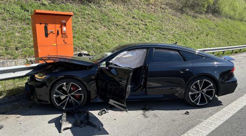 Scherz AG: Audi RS7 unter Drogen crasht auf A3 – Totalschaden