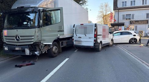Reinach AG: Unfall – LKW kracht in 4 Autos Strasse 3h blockiert
