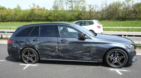 Gossau SG: Unfall auf A1 – LKW touchiert Auto