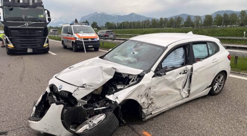 Widnau SG: Lenkerin (70) kracht in LKW – A13 Vollsperrung