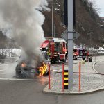 Einsiedeln SZ: Feuer im Auto von Lenkerin (19) – Strasse dicht