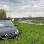 Hünenberg ZG: Lenker (62) knallt in Pfosten – Auto im Feld