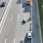 Cham ZG: A4 gesperrt – Mitfahrerin stirbt bei Töff-Unfall