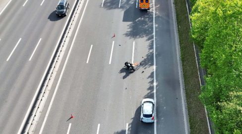 Cham ZG: A4 gesperrt – Mitfahrerin stirbt bei Töff-Unfall