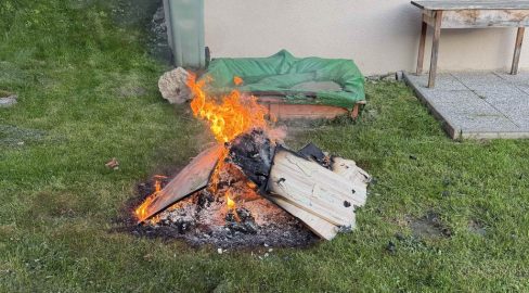 Herisau AR: Möbel-Feuer im Garten – Polizei schreitet ein