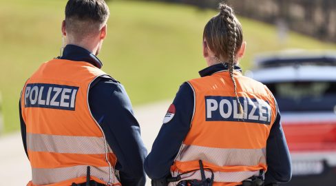 Zuchwil SO: Angetrunkener BMW X6 rast über T5 – Zeugen gesucht