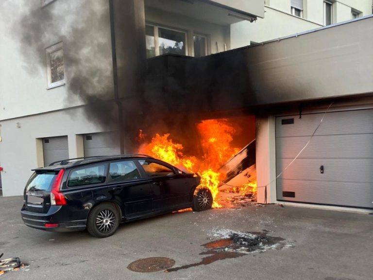 Uzwil SG: Brand in Garage an der Waldhofstrasse beschädigt Auto