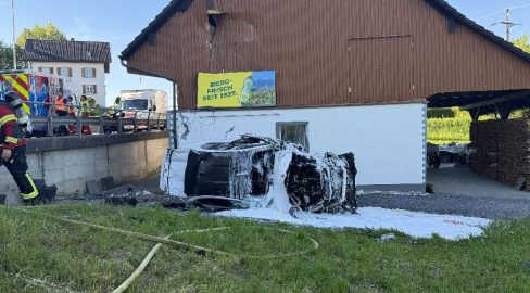 Altendorf SZ: PW brennt nach Unfall – Beifahrer (22) verletzt