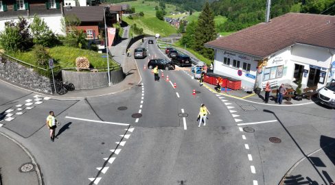 Emmetten NW: Unfall – Auto kracht in Container, 3 Verletzte