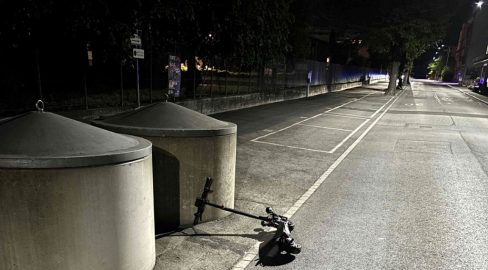 Landquart GR: E-Trottinett-Unfall – Lenker prallt gegen Moloks