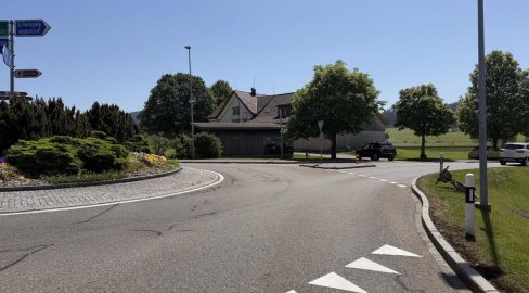 Gais AR: PW erfasst E-Biker (77) im Kreisel – Spitalfahrt