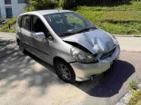 Speicher AR: Unfall – PW reisst Zaun, 800 m Benzinspur