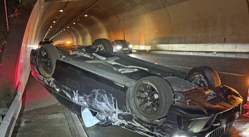 Schenkon LU: Unfall auf A2 – PW hebt ab und landet auf Dach