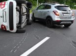 Kriens LU: Unfall an Tankstelle – Auto kippt, Umleitung