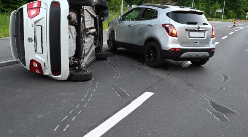 Kriens LU: Unfall an Tankstelle – Auto kippt, Umleitung