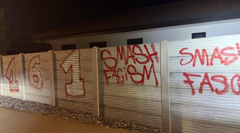 Muhen AG: Politparolen auf Fassaden – Kapo sucht Zeugen