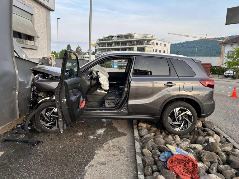 Rothrist AG: Unfall – Lenker (72) knallt in Sichtschutzzaun