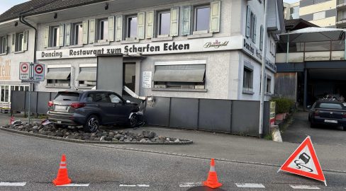Rothrist AG: Unfall – Lenker (72) knallt in Sichtschutzzaun