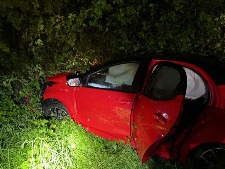 Glashütte: PW schleudert in Wiesland – 3 Verletzte nach Unfall