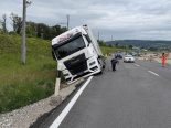 Döttingen AG: LKW rutscht in Graben – Strasse stundenlang dicht