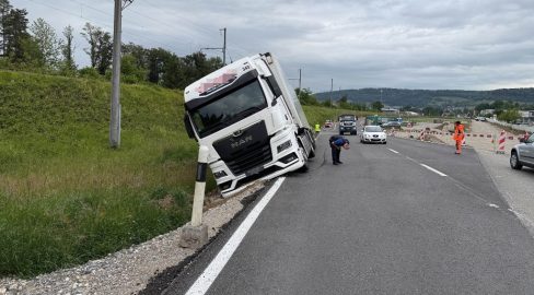 Döttingen AG: LKW rutscht in Graben – Strasse stundenlang dicht