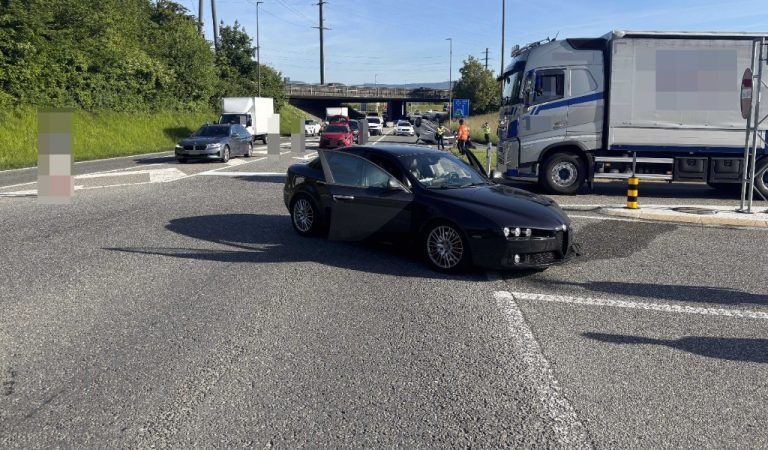 Kölliken AG: BMW überschlägt sich nach Unfall auf Suhrentalstrasse