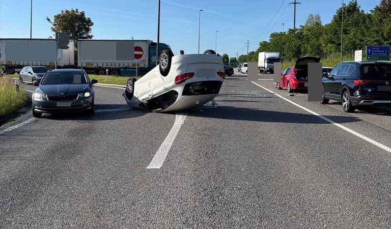 Kölliken AG: BMW überschlägt sich nach Unfall auf Suhrentalstrasse