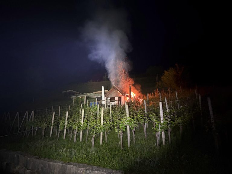 Frick AG: Brand im Rebhaus – Garage brennt kurz darauf