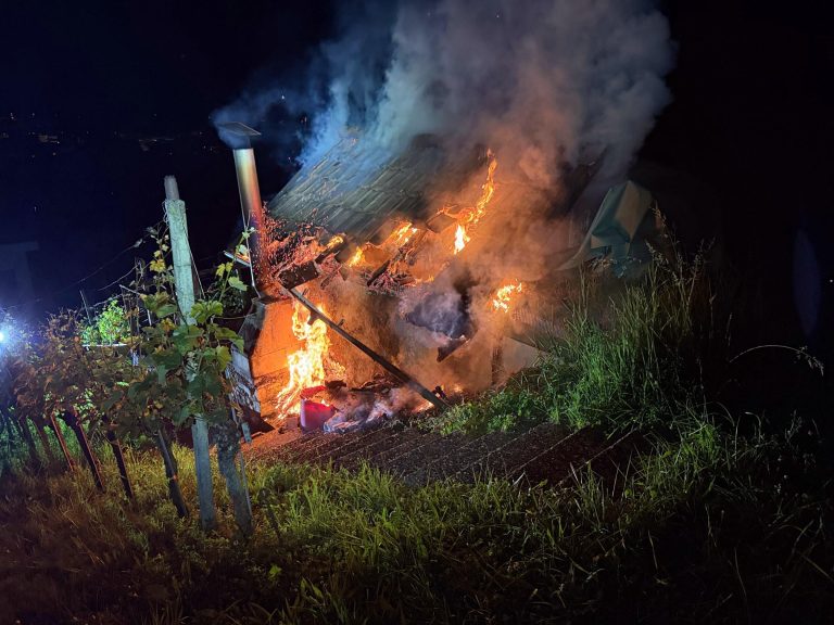 Frick AG: Brand im Rebhaus – Garage brennt kurz darauf