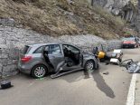 Heftiger Unfall auf Klausenstrasse bei Spiringen UR fordert Verletzte