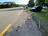Bassecourt JU: Unfall – Auto prallt in Zaun, Strasse blockiert