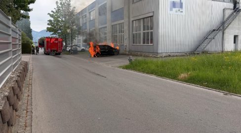 Altstätten SG: E-Auto in Vollbrand – Feuer an Ladestation