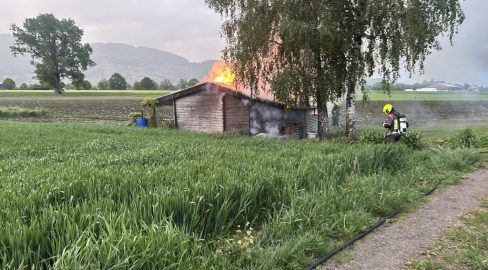 Altstätten SG: Holzasche entfacht Brand in Laube – Rentner (81)