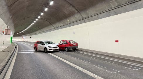 Bazenheid SG: Unfall im Tunnel – Kleinkind (2) verletzt, H16 zu
