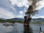 Lachen SZ: Bootsbrand – 5 Personen springen in Wasser, Hund tot