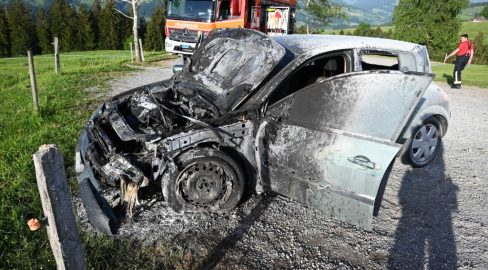 Ebnat-Kappel SG: Auto-Brand – 20 Feuerwehrleute im Einsatz