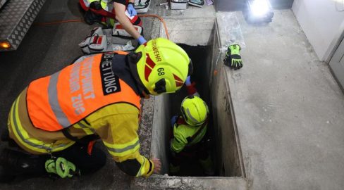 Zug ZG: Schacht-Unfall bei Nacht – Mann schwer verletzt