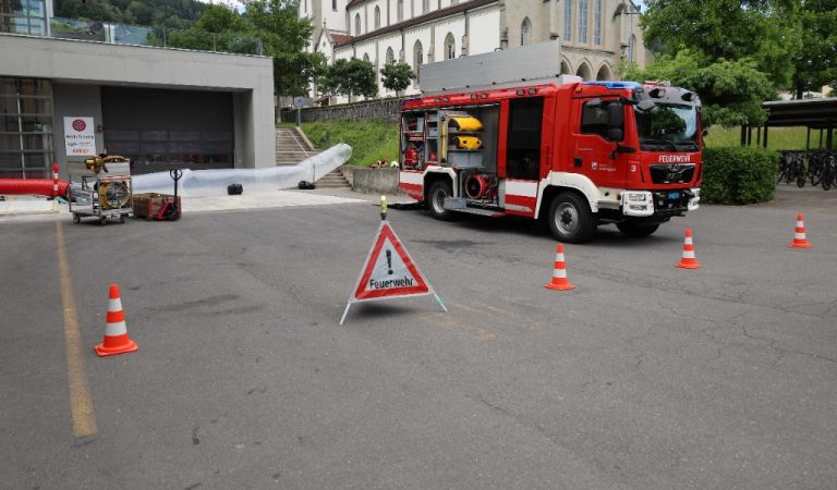 Unterägeri ZG: Dämpfe – Gebäude evakuiert, Frau ins Spital
