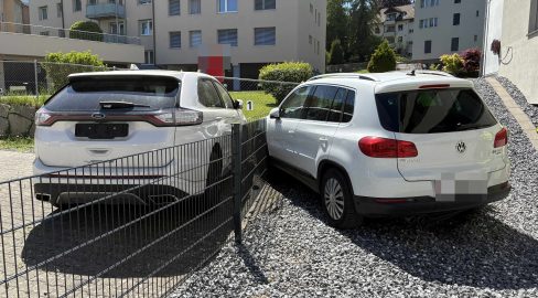 Rheineck SG: Lenkerin (62) knallt in zwei Autos – Ausweis weg
