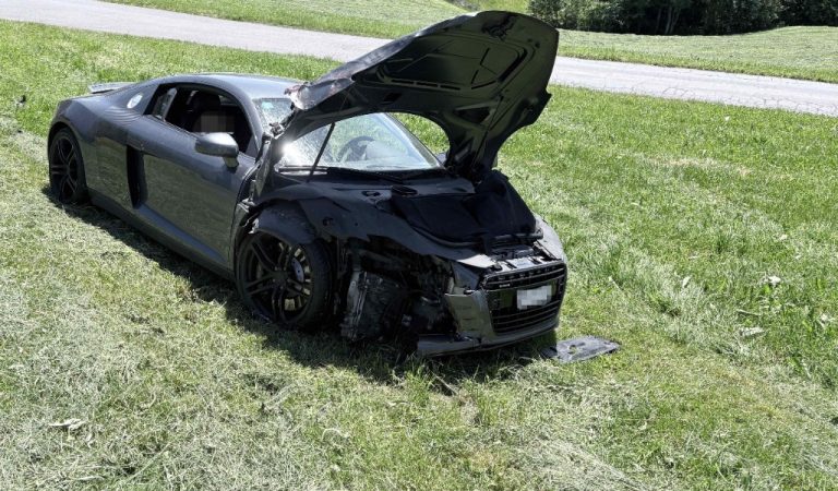 Uetliburg SG: Unfall – Auto rammt Traktor, Mann (82) verletzt