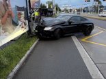 St. Gallen SG: Unfall – Auto kracht in Werbetafel, Totalschaden