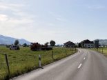 Reichenburg SZ: Töff stürzt vor Traktor (21) – Lenker im Spital