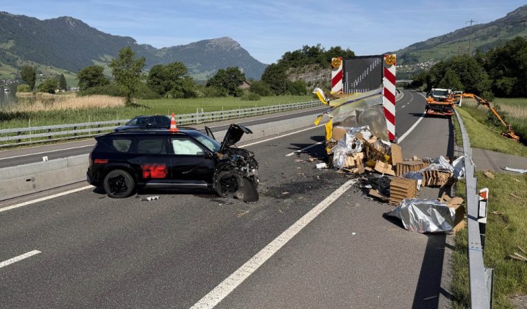 Seewen SZ: Unfall – PW kracht in LKW-Dämpfer, Vollsperrung A4