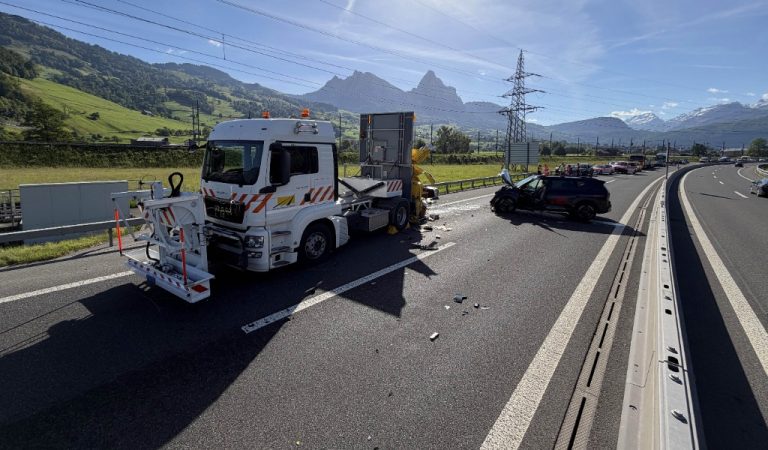 Seewen SZ: Unfall – PW kracht in LKW-Dämpfer, Vollsperrung A4